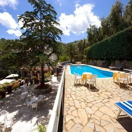 מלון Metropole 4*